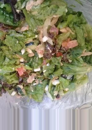 A picture of Green salad with fish.