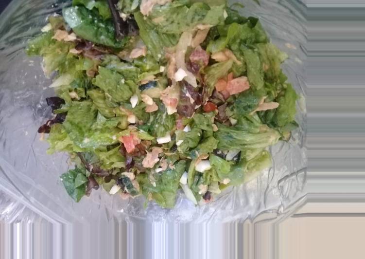 Green salad with fish