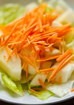 Hình của món Salad Lê Cà Rốt Sốt Mù Tạt Mật Ong.