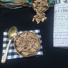 A picture of Guthli mukhwas.