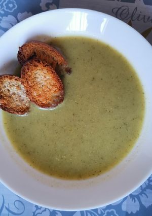 Egyszerű brokkoli krémleves tejszín nélkül recept fotója