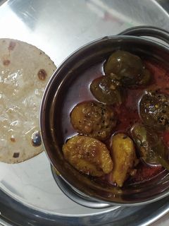 ભરેલા રીંગણ બટાકા નુ શાક (Bharela Ringan Bataka Shak Recipe In Gujarati) રેસીપી મુખ્ય ફોટો