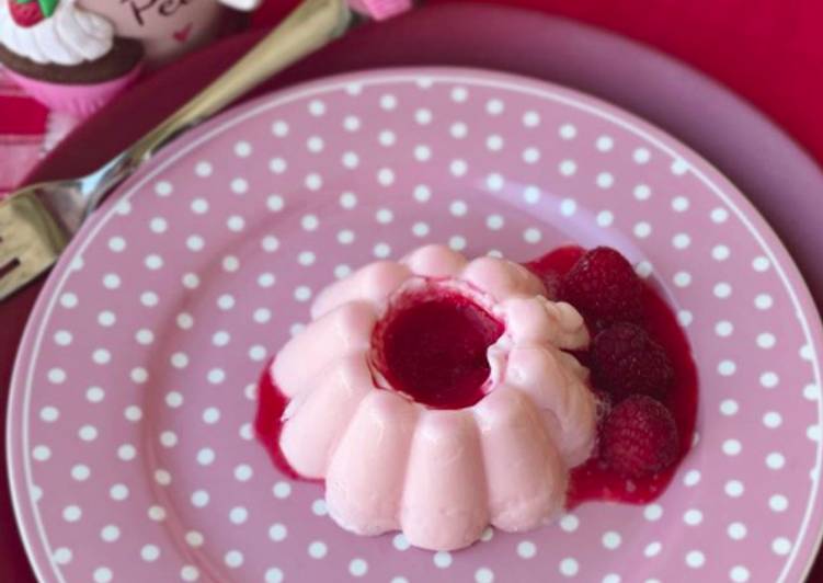 Panna Cotta con Salsa di Lamponi