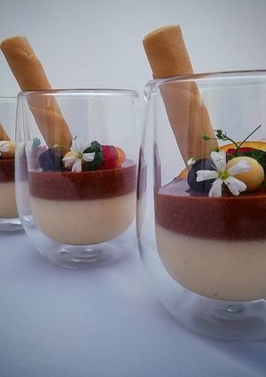 Una foto de Panna cotta de turrón con mousse de chocolate
