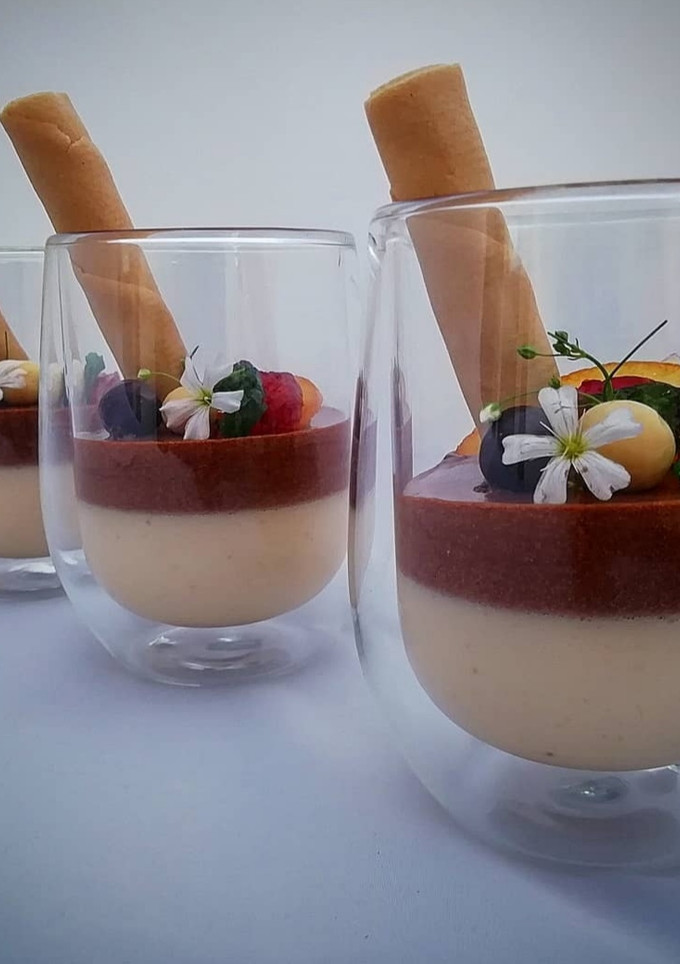 Una foto de Panna cotta de turrón con mousse de chocolate