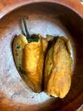 Chiles capeados, rellenos de queso