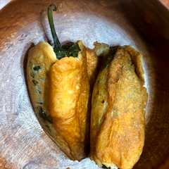 Una foto de Chiles capeados, rellenos de queso