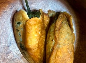 Una foto de Chiles capeados, rellenos de queso
