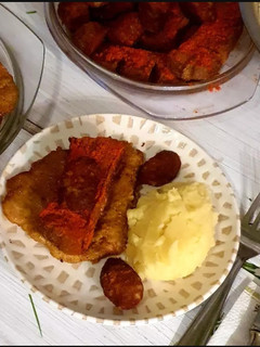 Natúr sertéskaraj sült szalonnával, kolbásszal recept fotója
