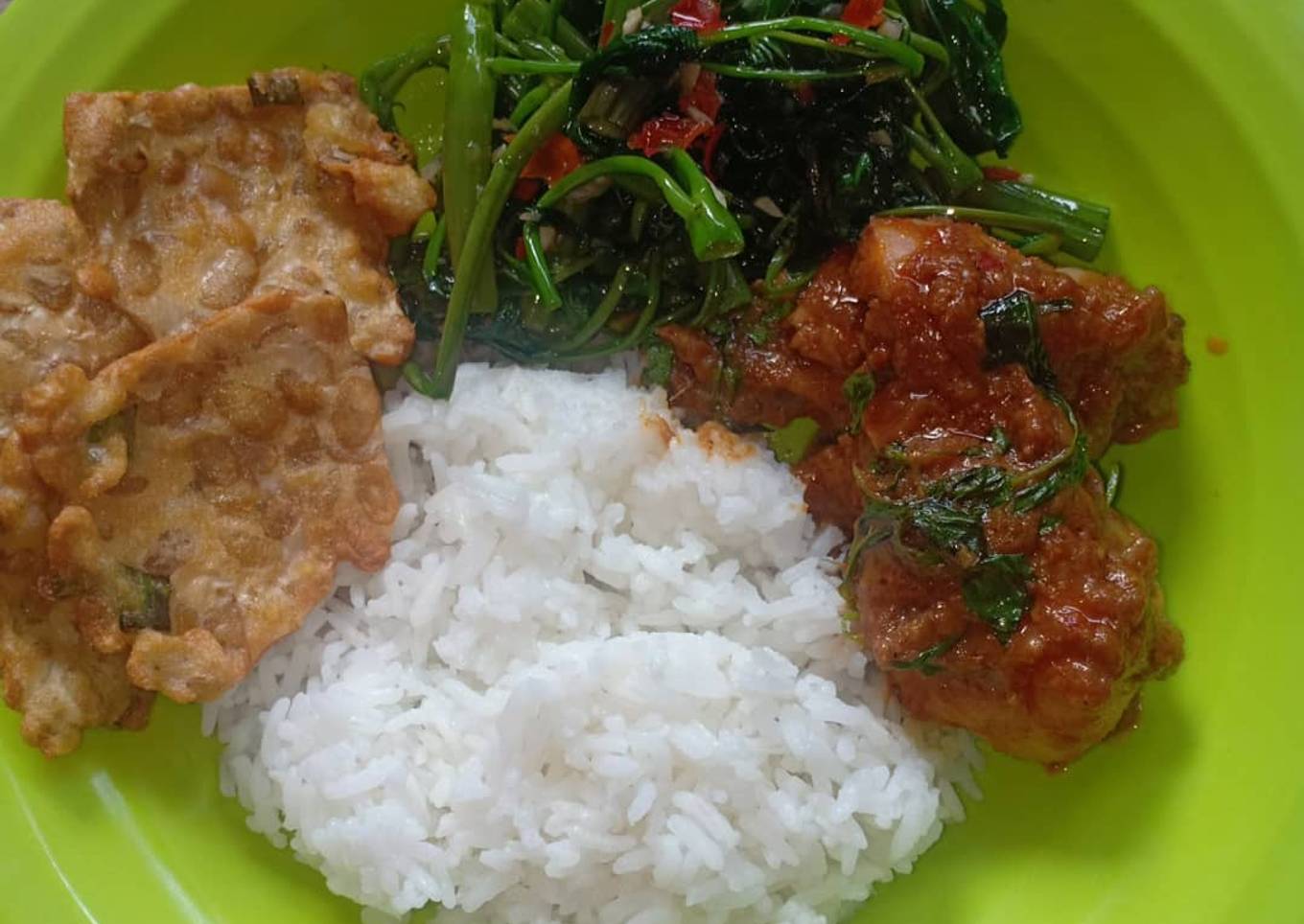 Rica ayam kemangi,tumis kangkung,tempe goreng