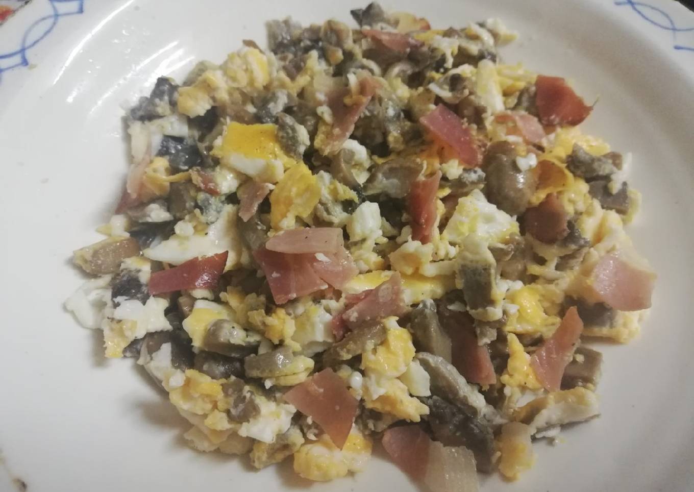 Revuelto de champiñones con huevo y jamón ahumado