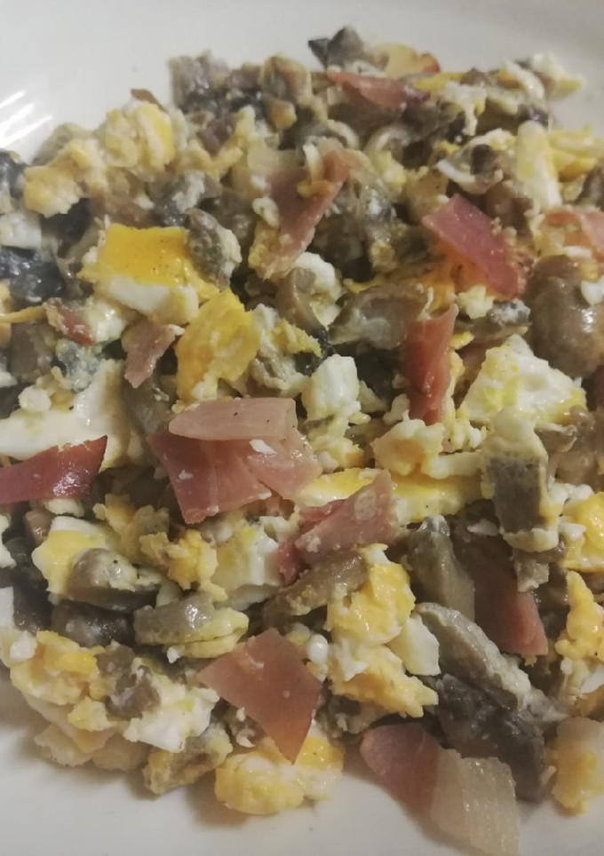 Una foto de Revuelto de champiñones con huevo y jamón ahumado
