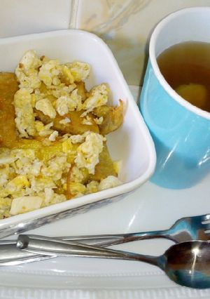 A picture of Golden yam with Egg sauce and Tea.