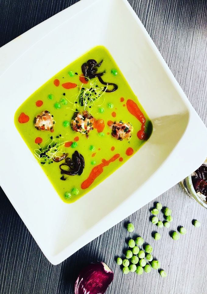 Zöldborsó krémleves, kecskesajt golyóval és kolbászmártással recept fotója