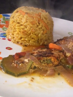 Una foto de Pollo al horno con verduras y pasta de aceituna