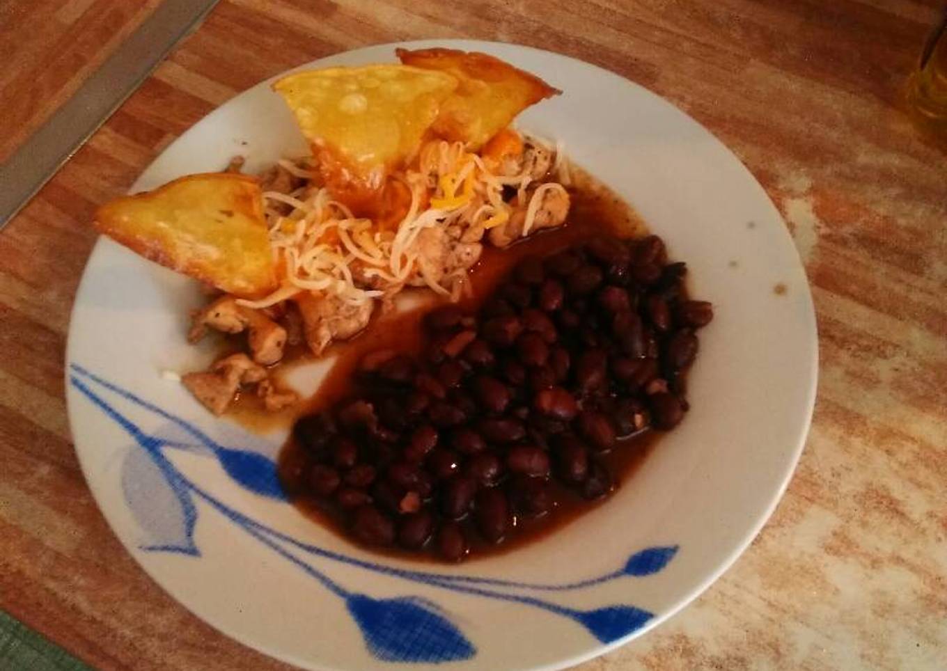 Chilaquiles de pollo con frijoles