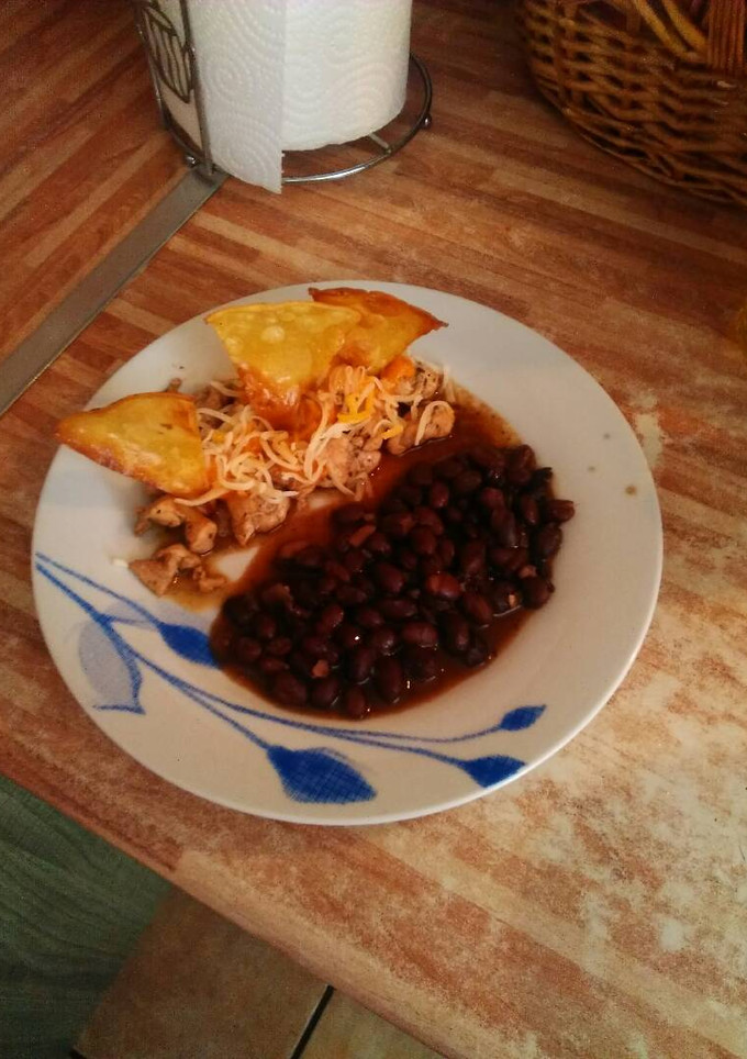 Una foto de Chilaquiles de pollo con frijoles