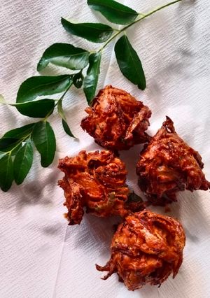 A picture of Tea Stall Onion Bonda.