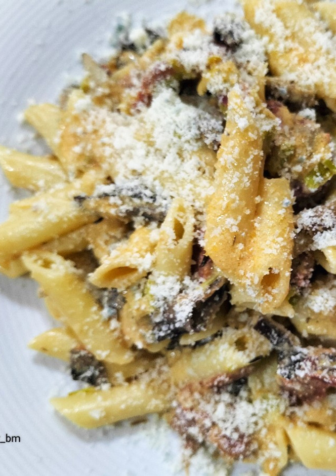 Una foto de Macarrones cremosos con chorizo y verduras