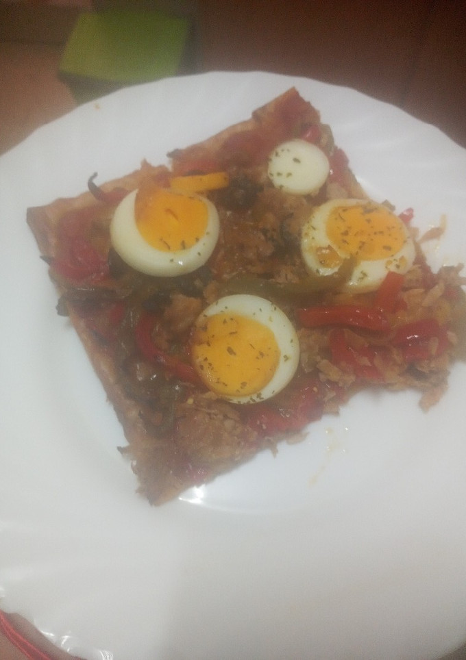 Una foto de Coca de verduras, atún, aceitunas negras y huevo duro
