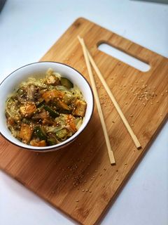 Una foto de Noodles de arroz con verduras y tofu