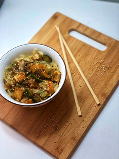 Una foto de Noodles de arroz con verduras y tofu