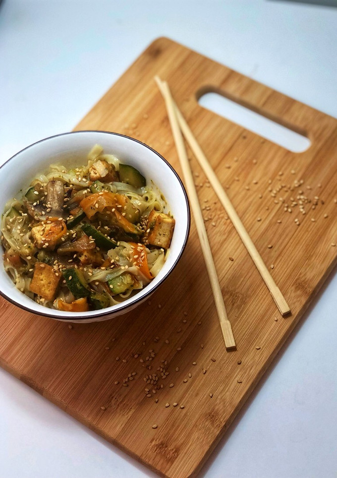 Una foto de Noodles de arroz con verduras y tofu
