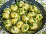 Gnoquis soufflé con pesto de albahaca