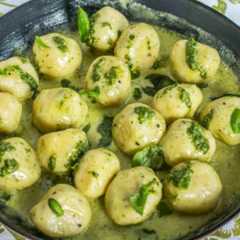 Una foto de Gnoquis soufflé con pesto de albahaca