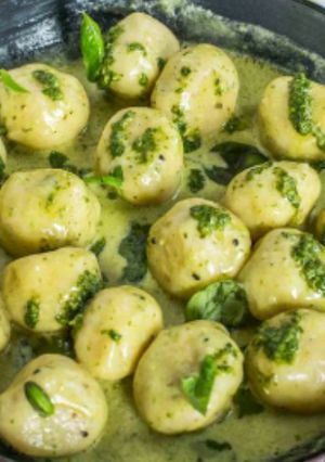 Una foto de Gnoquis soufflé con pesto de albahaca
