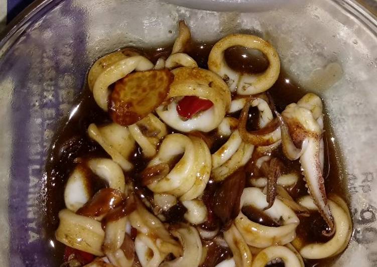 Bahan Membuat Cumi Bumbu Hitam Lezat