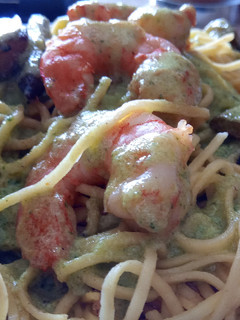 Una foto de Spaghetti con espárragos trigueros y langostinos con pesto de albahaca