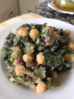 Una foto de Acelgas silvestres con garbanzos y jamón 👩🌾