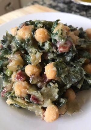 Una foto de Acelgas silvestres con garbanzos y jamón 👩‍🌾
