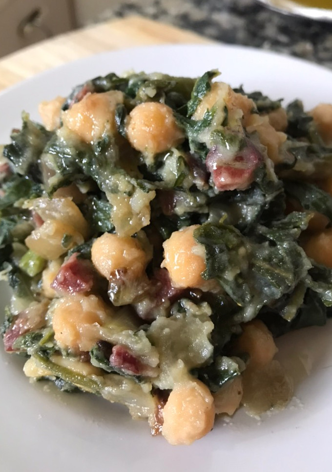 Una foto de Acelgas silvestres con garbanzos y jamón 👩‍🌾