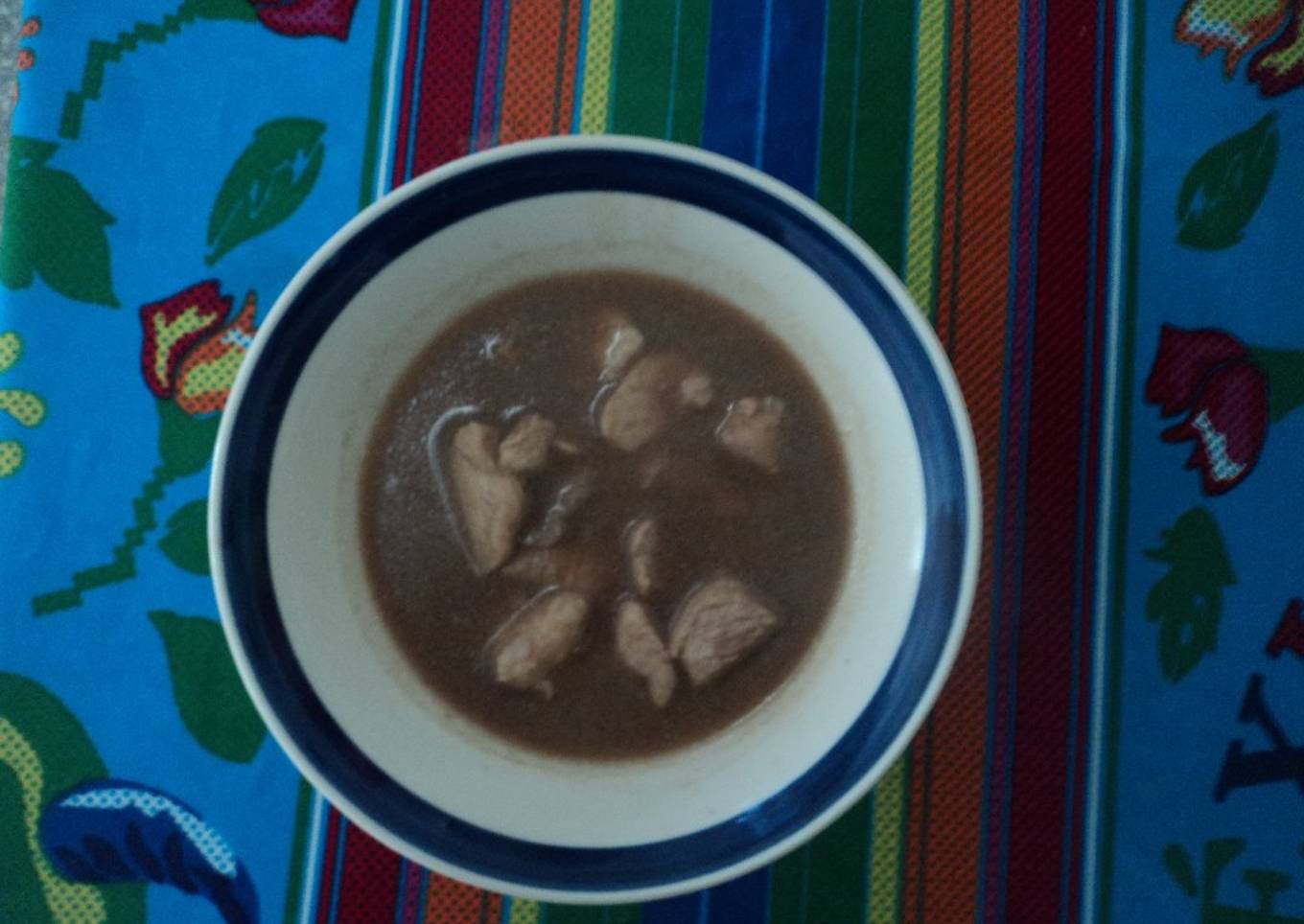Caldillo de cerveza con puerco y chile chipotle