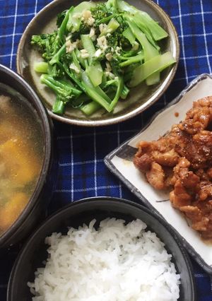 Hình của món Bữa tối thanh đạm với bông cải xào, canh bí đỏ cùng thịt kho.