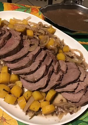 Une photo de Rôti de cerf mariné, carottes jaunes et sauce brune