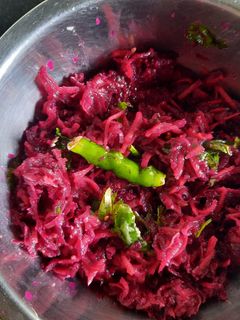 गाजर -बीटरूट कोशिंबीर (Gajar Beetroot Koshimbir Recipe In Marathi) रेसिपी चे मुख्य फोटो