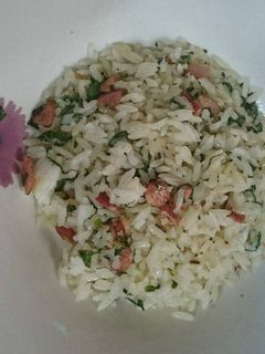 Una foto de Arroz con espinaca y tocino