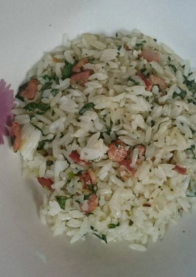 Una foto de Arroz con espinaca y tocino
