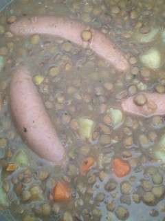 Una foto de Lentejas con patatas y zanahorias con salchichas de pollo de la abuela