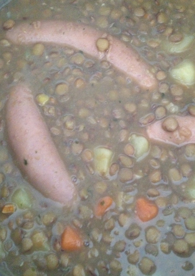 Una foto de Lentejas con patatas y zanahorias con salchichas de pollo de la abuela