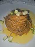 Espaguetis de ajo y guindilla con salsa de champiñones y crujiente de calabacín