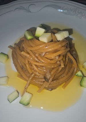 Foto principal de Espaguetis de ajo y guindilla con salsa de champiñones y crujiente de calabacín