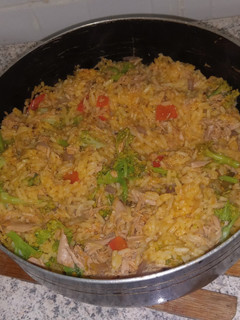 Una foto de Arroz con atún y brócoli