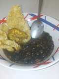 Frijol acompañado de chicharra