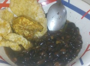Una foto de Frijol acompañado de chicharra