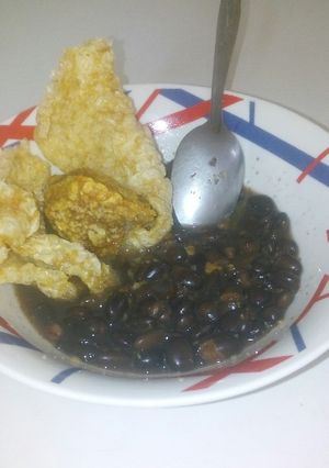 Una foto de Frijol acompañado de chicharra