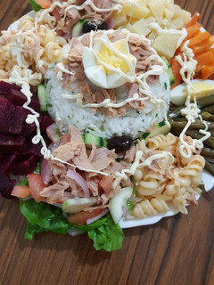 صورة لوصفة سلطة مشكلة بالأرز والخضار niçoise